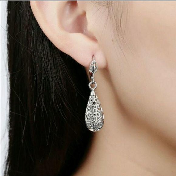 18k White Gold Vintage Earrings - Picture 2 of 5